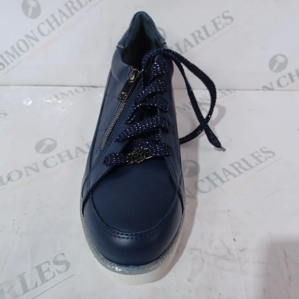 BOXED PAIR OF MODA IN PELLE TRAINERS IN NAVY EU SIZE 41
