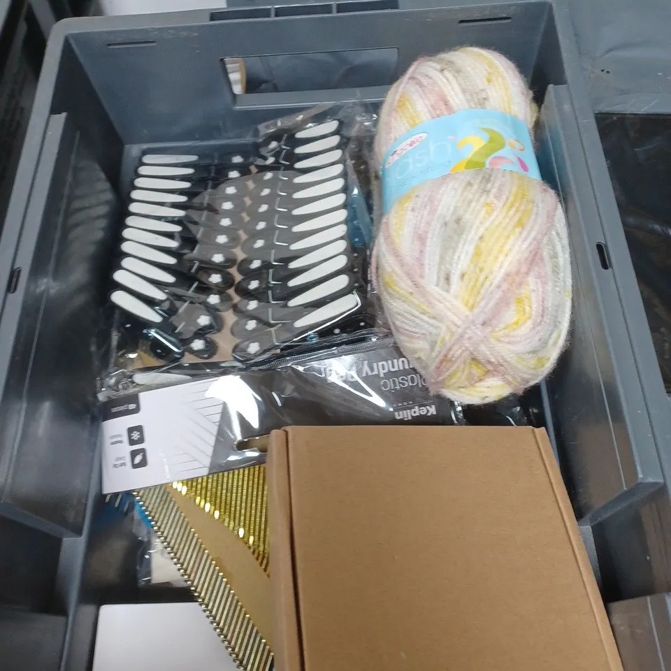APPROXIMATELY 15 HOUSEHOLD ITEMS TO INCLUDE DRINKING BOTTLE, CALCULATION PRACTICE CARDS AND A GAMING MOUSE MAT