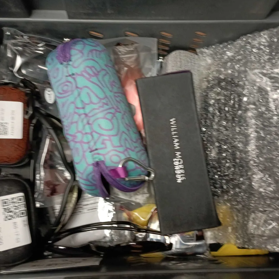 APPROXIMATELY 12 ASSORTED GLASSES/SUNGLASSES IN VARIOUS DESIGNS 