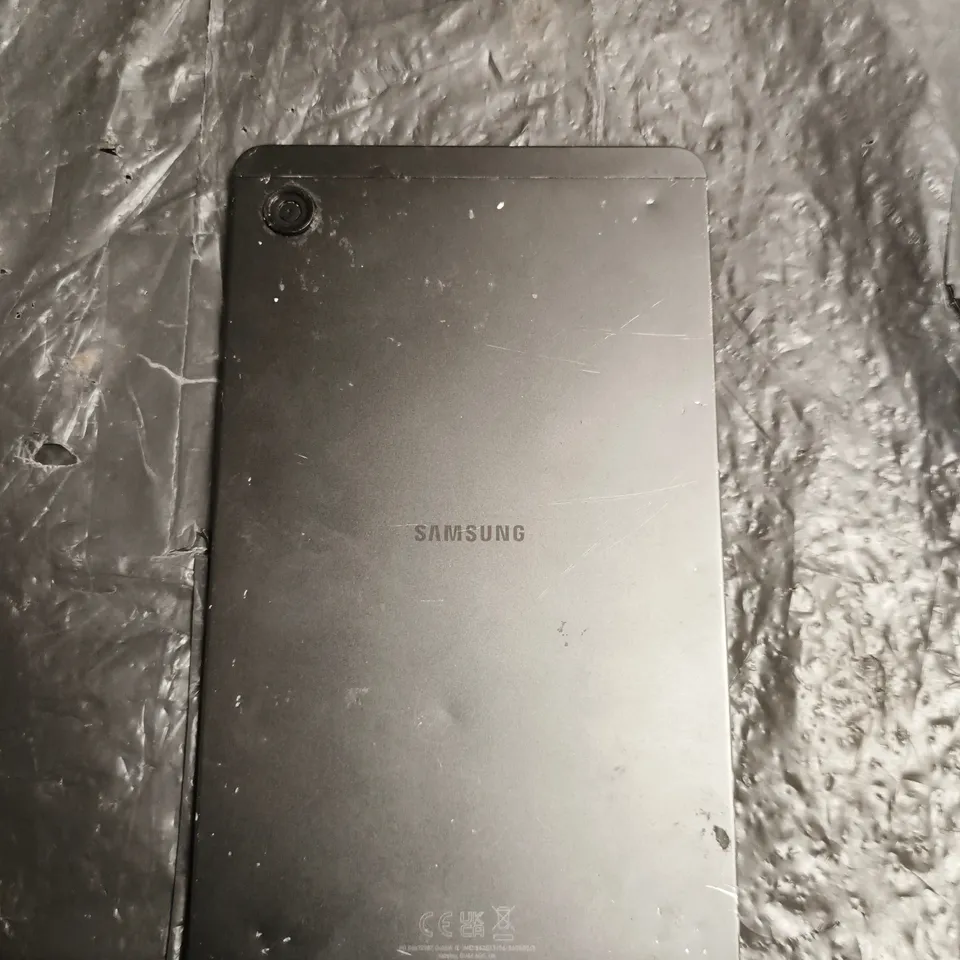 SAMSUNG GALAXY TABLET – SILVER, DAMAGED LCD WITH VERTICAL COLOUR BARS - MODEL UNSPECIFIED