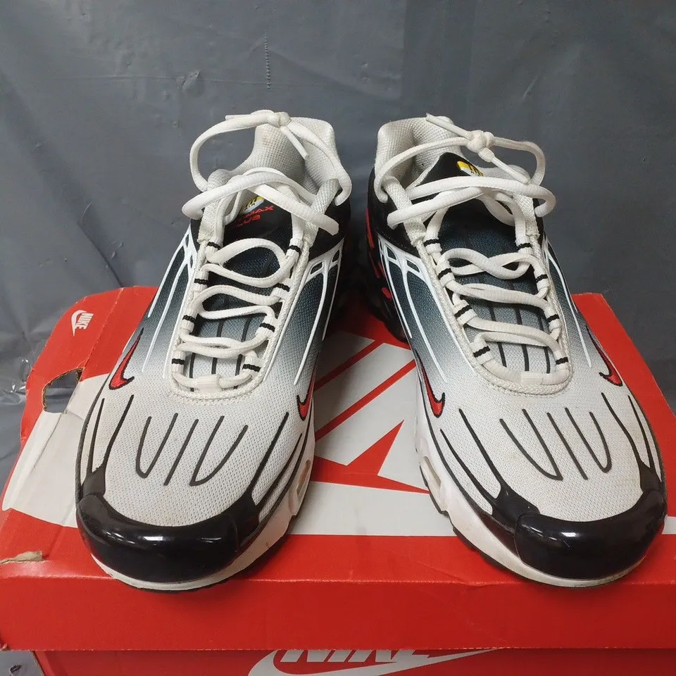 BOXED PAIR OF NIKE AIR MAX PLUS III TRAINERS IN BLACK/WHITE - UK 9