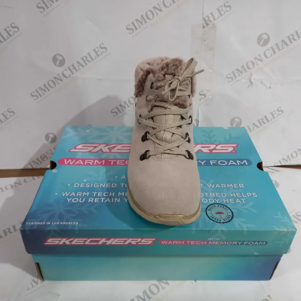 BOXED PAIR OF SKECHERS SYNERGY BOOTS NATURAL SIZE 6