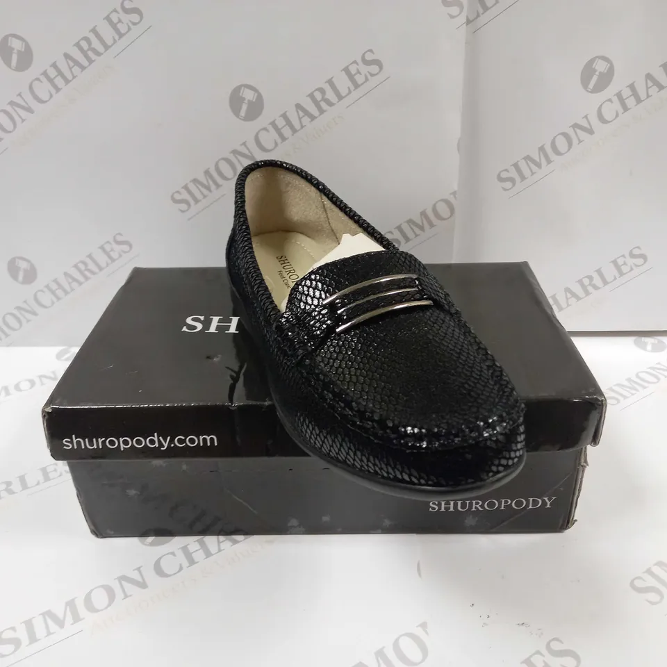 BOXED PAIR OF SHUROPODY PENN LOAFERS UK SIZE 6 