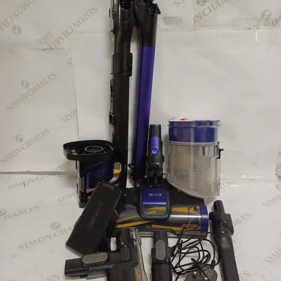 SHARK ANTI HAIR WRAP CORDLESS PET VACUUM CLEANER IZ202UKT