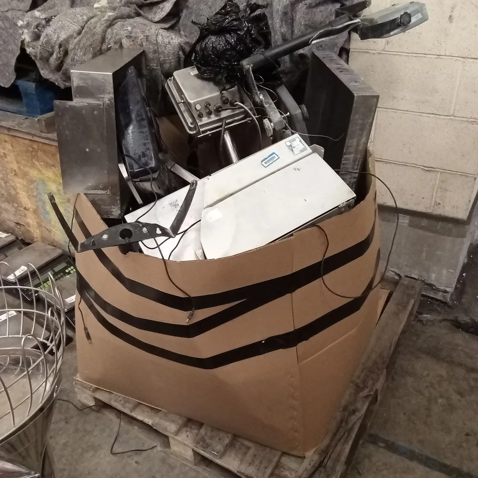 PALLET OF COMMERCIAL DAMAGED OR INCOMPLETE FOOD WEIGHING SCALES 
