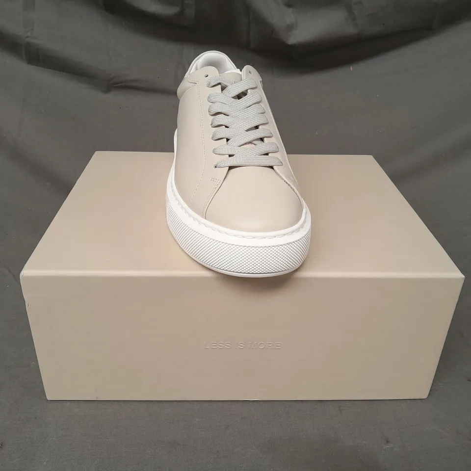 BOXED PAIR OF ARNE WOMEN'S ESSENTIAL LEATHER TRAINERS IN ECRU UK SIZE 5