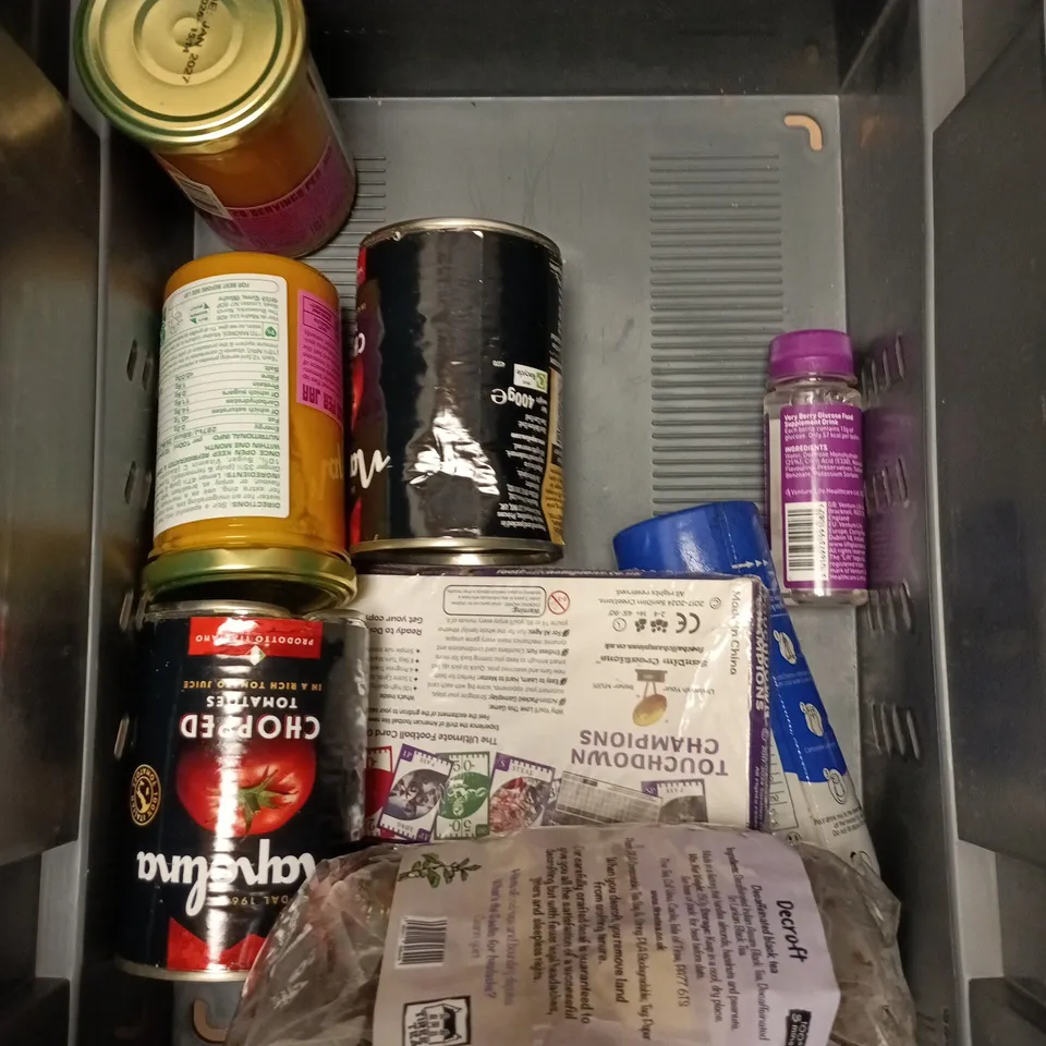 APPROXIMATELY 10 ASSORTED FOOD/DRINK PRODUCTS TO INCLUDE MATCHA, CHOPPED TOMATOES, LINDT ETC 