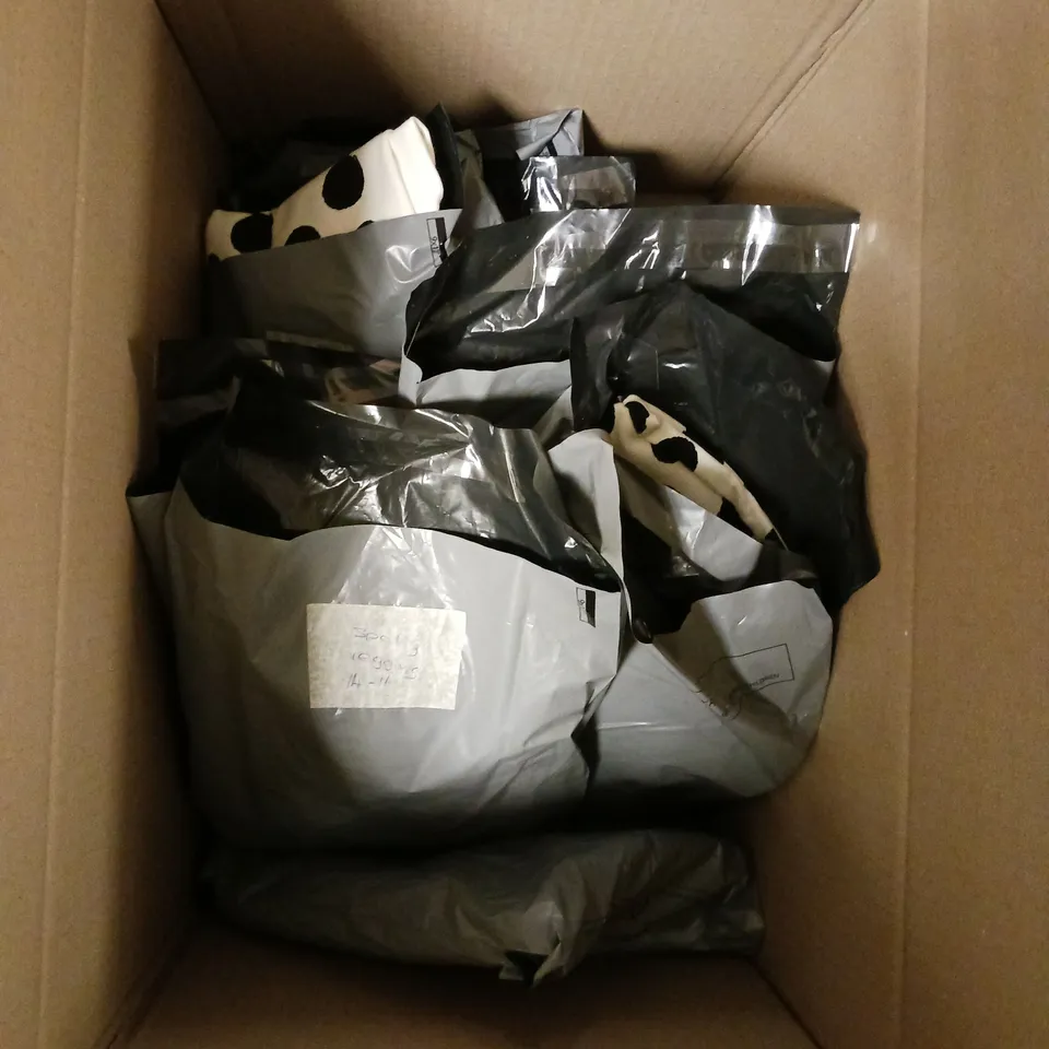 LOT OF APPROX. 12 PAIRS OF LADIES WHITE SPOTTY LEGGINGS VARIOUS SIZES