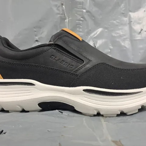 BOXED PAIR OF UNBRANDED SLIP-ON SHOES IN BLACK SIZE EU 43