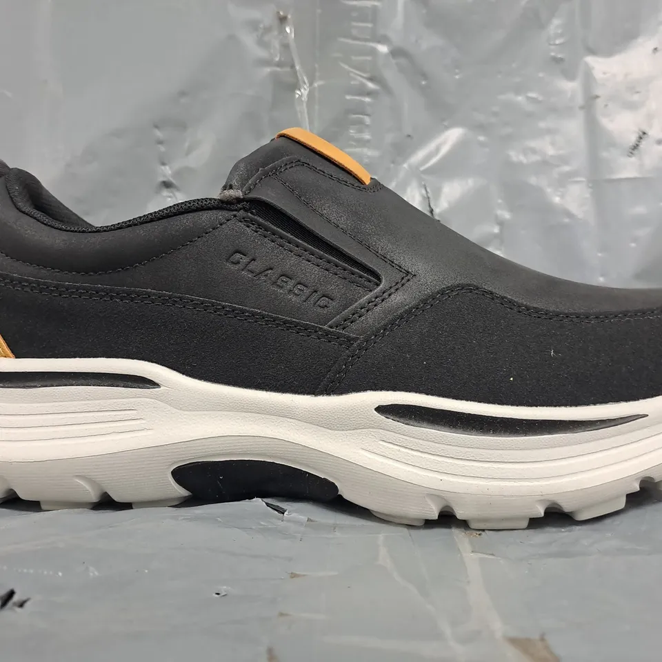 BOXED PAIR OF UNBRANDED SLIP-ON SHOES IN BLACK SIZE EU 43