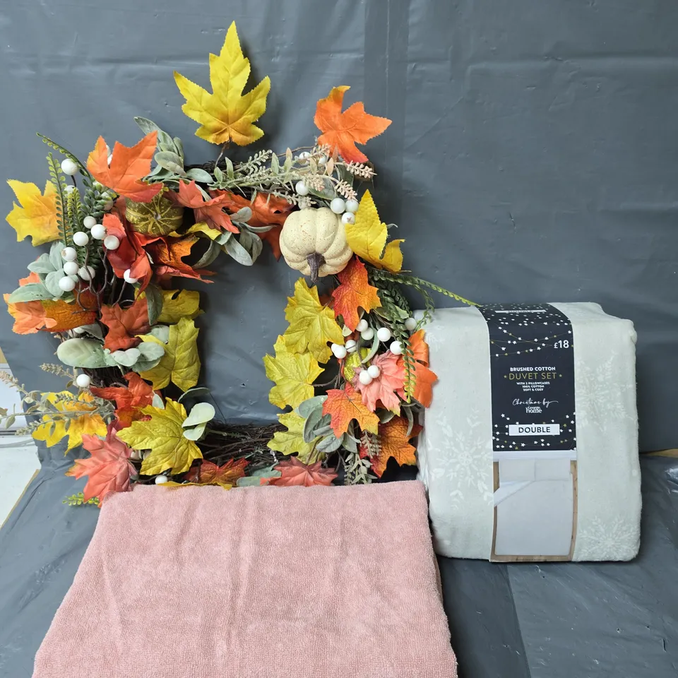 APPROXIMATELY 10 HOUSEHOLD ITEMS TO INCLUDE BATH SHEET, BEDDING AND AN AUTUMN WREATH