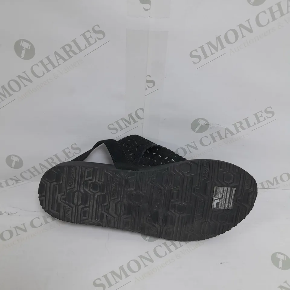 BOXED PAIR OF SKECHERS ARCHFIT SANDAL IN BLACK SIZE 7