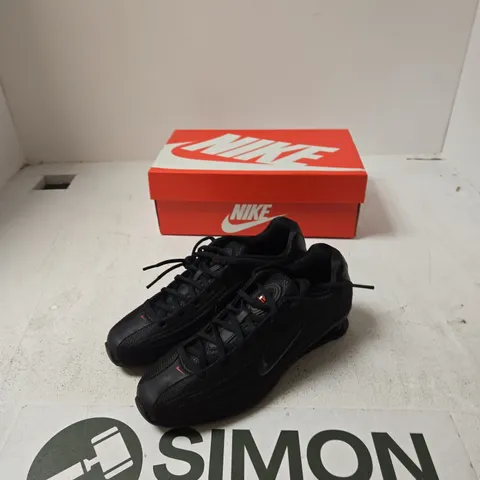 NIKE SHOX Z WOMEN'S SHOES – BLACK/BLACK UNIVERSITY RED, UK 3 (US 5)