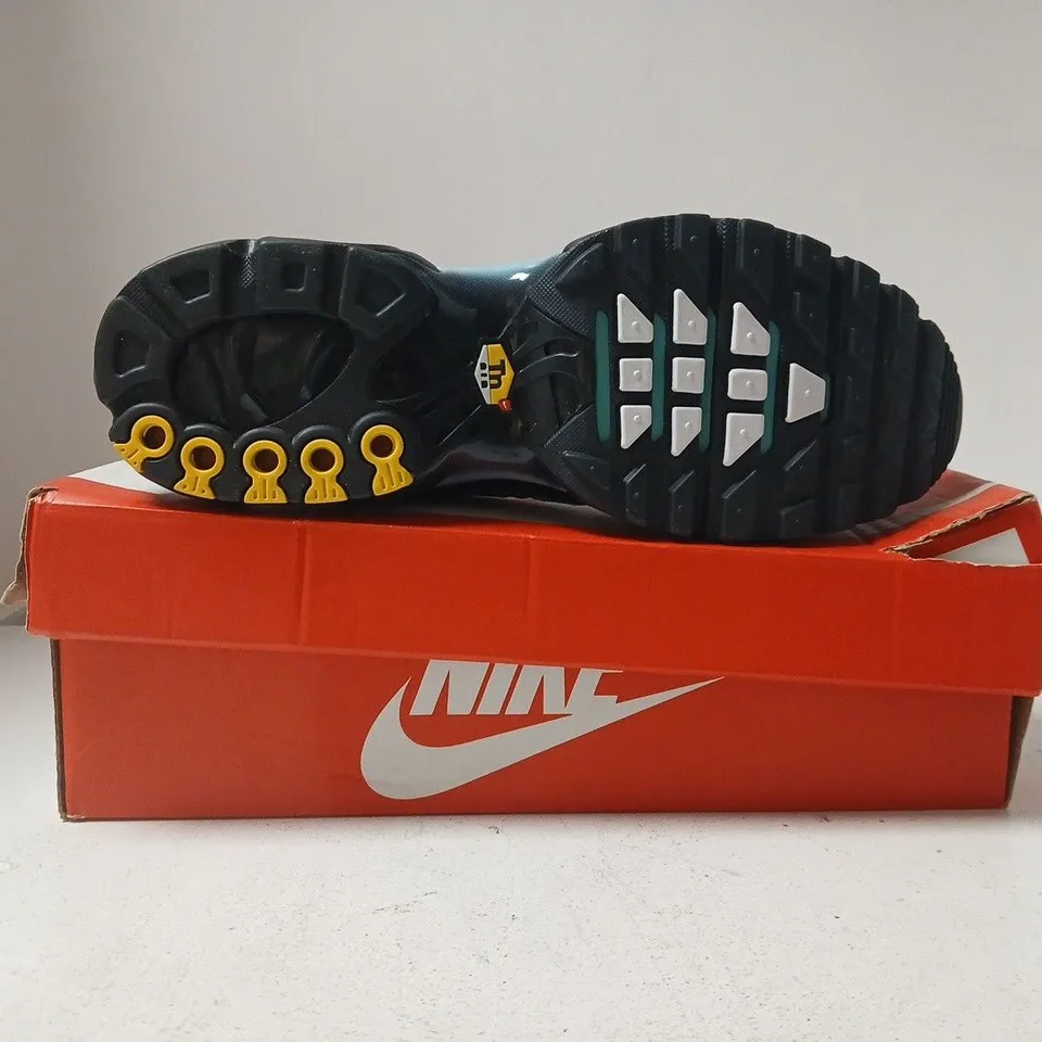 BOXED PAIR OF NIKE AIR MAX PLUS TRAINERS IN BLUE/BLACK SIZE UK 9