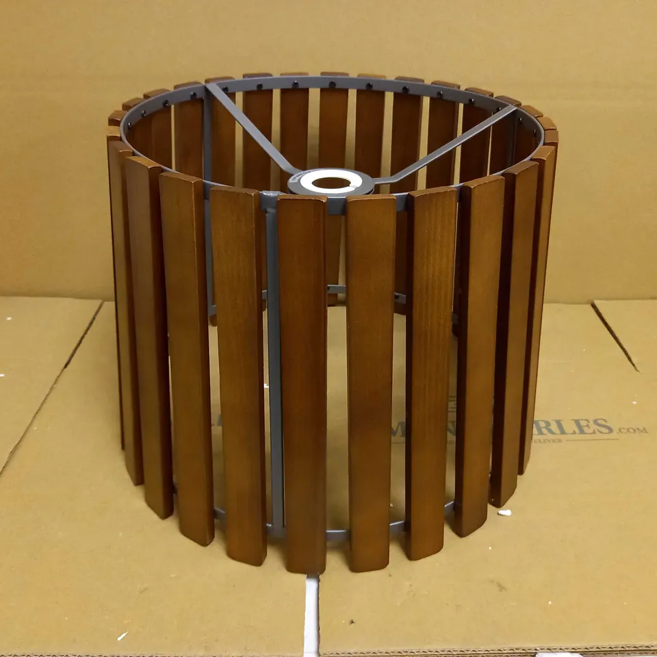 BRAND NEW DAR LIGHTING FENCE WOOD FINISH LAMP SHADE