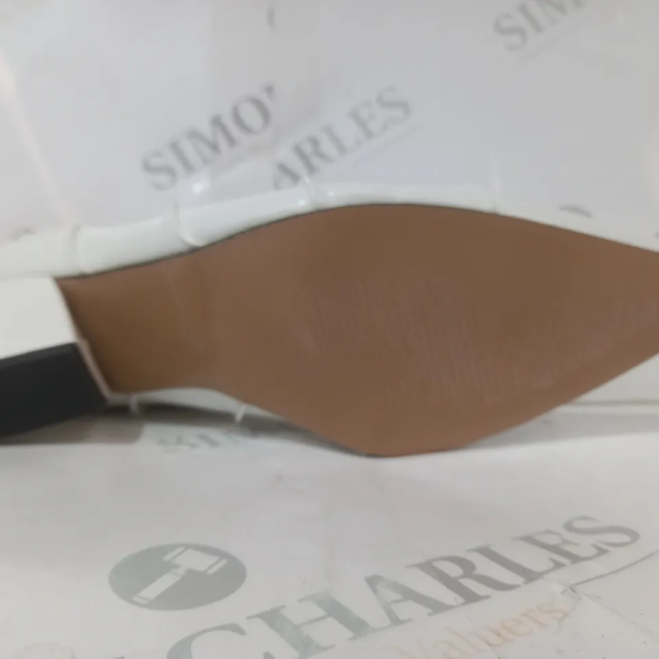 BOXED PAIR OF DESIGNER POINTED TOE SLIP-ON SHOES IN WHITE EU SIZE 41