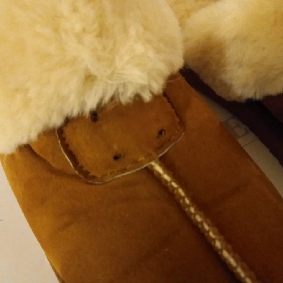UGG SCUFFETTE SLIPPERS - BEIGE SIZE EU40