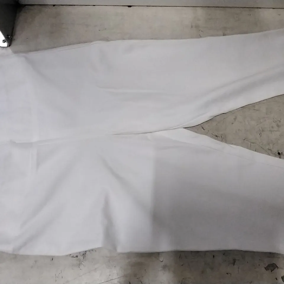 BOX CONTAINING DR MAX LEGGINGS SIZE L , 8 PCS AND JULIA MCDONALD TOP , 10 PCS 