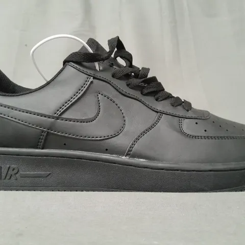 PAIR OF NIKE AIR FORCE 1 SHOES IN BLACK UK SIZE 8.5