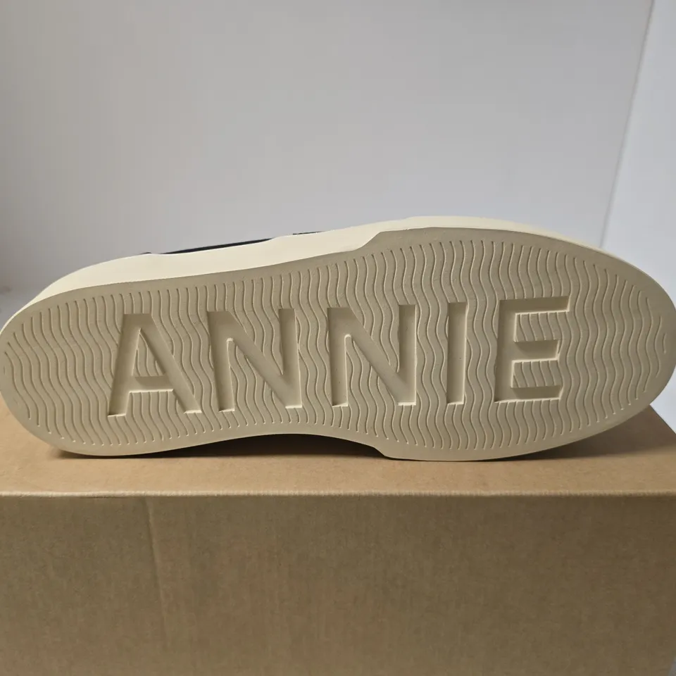 ANNIEHOOD BLACK/WHITE LACE UPS UK 9 BOXED