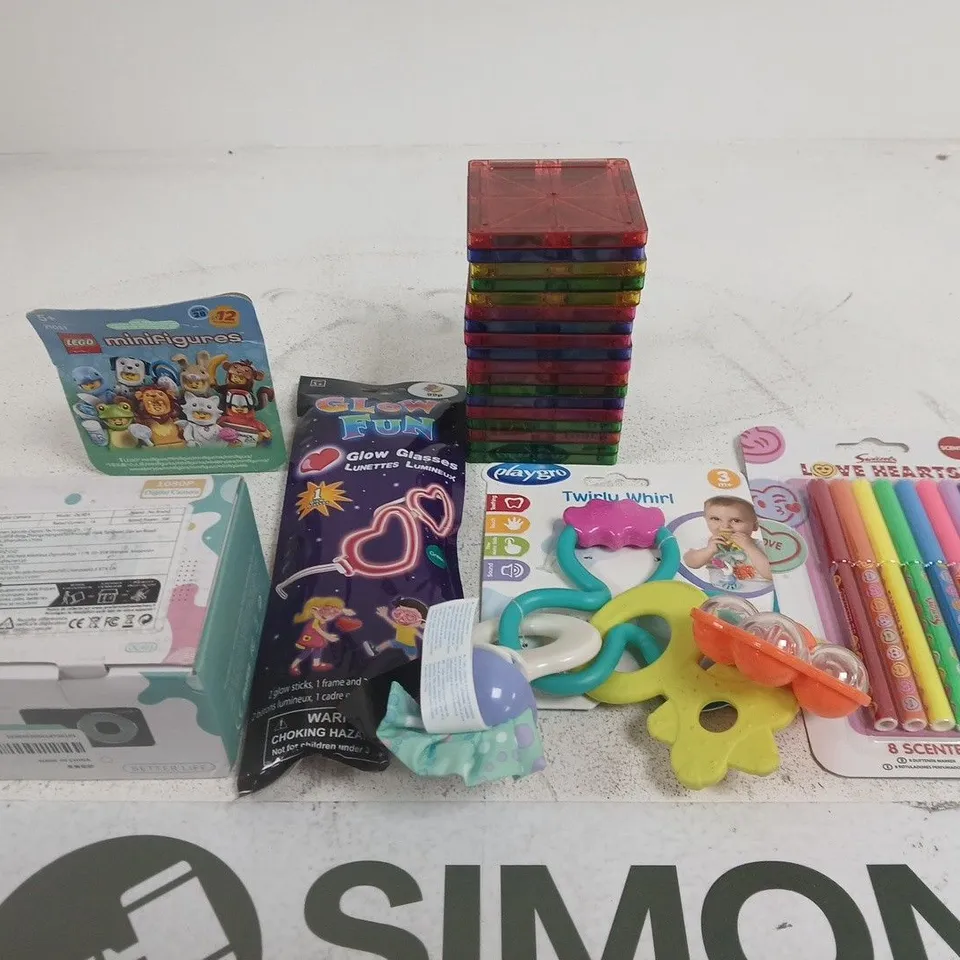 APPROXIMATELY 10 ASSORTED TOYS AND GAMES TO INCLUDE SWIZZLE MARKER PENS , BABY RATTLE AND LEGO FIGURES 
