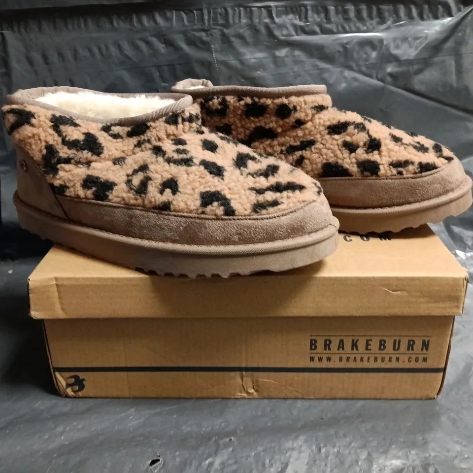 BOXED PAIR OF BRAKEBURN WINTERS EMBRACE SLIPPERS IN ANIMAL PRINT COLOUR SIZE UK 7