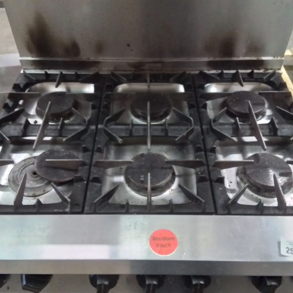 FALCON DOMINATOR PLUS G3101 6 BURNER GAS OVEN RANGE, A COMMERCIAL-GRADE COOKING APPLIANCE. 