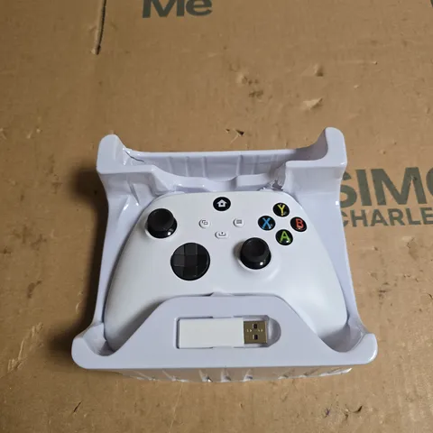 XBOX-STYLE WIRELESS CONTROLLER WHITE WITH 2.4G USB RECEIVER – ROBOT WHITE (FOR XBOX-2.4G) 