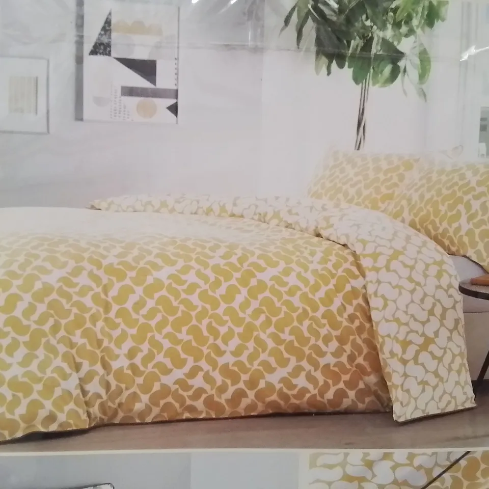 BRAND NEW APPLETREE KINGSIZE  DUVET COVER SET -YELLOW/WHITE-
