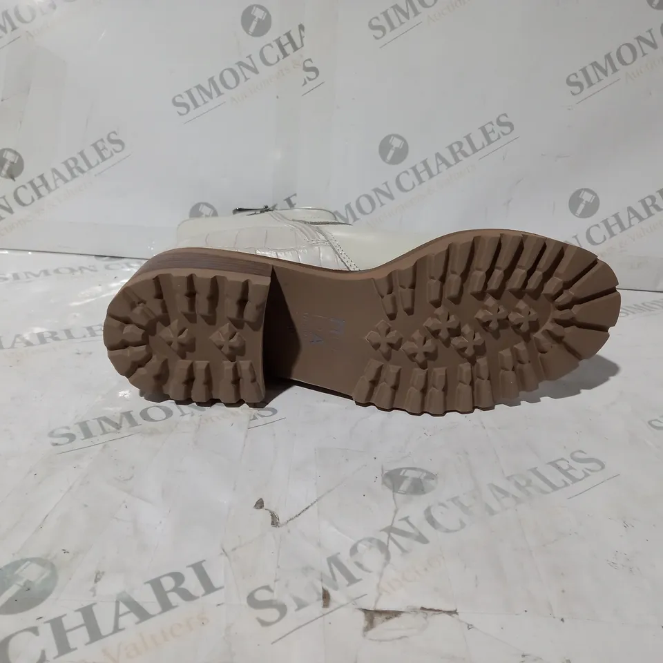 BOXED PAIR OF MODA IN PELLE CORNELIA BIKER BOOTS IN CREAM UK SIZE 7