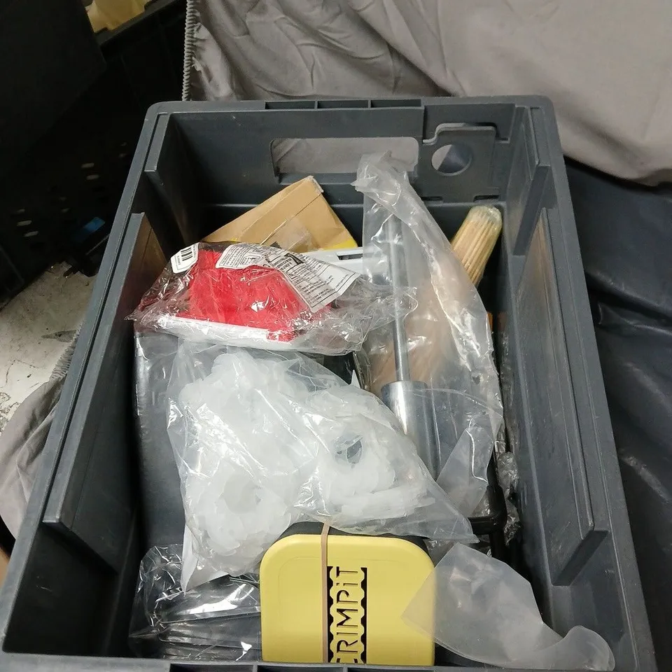 APPROXIMATELY 15 ASSORTED HOUSEHOLD ITEMS TO INCLUDE OMNIPOD EXPERIENCE KIT, PAINT BRUSHES, PET TOY, COOPER TORCH DEFENDER ETC