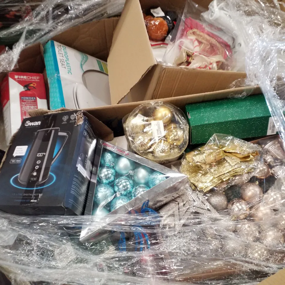 PALLET CONTAINING MIXED RETURNS INCLUDING CHRISTMAS BAUBLES, TOILET SEAT, MULTI-PURPOSE FIRE EXTINGUISHER, DIGITAL KETTLE & ASSORTED CHRISTMAS DECORATIONS 