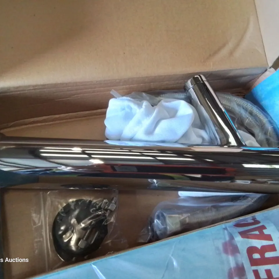 PALLET OF ASSORTED BATHROOM ITEMS, INCLUDING 5 ×  VANITY BASINS, BASIN CABINET & 17 TAPS 