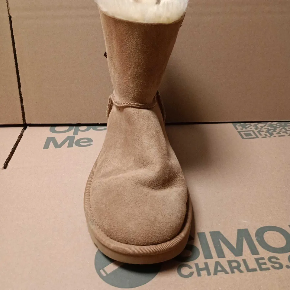 UGG-STYLE SUEDE SHORT SHEARLING BOOTS – WOMEN'S SIZE 6