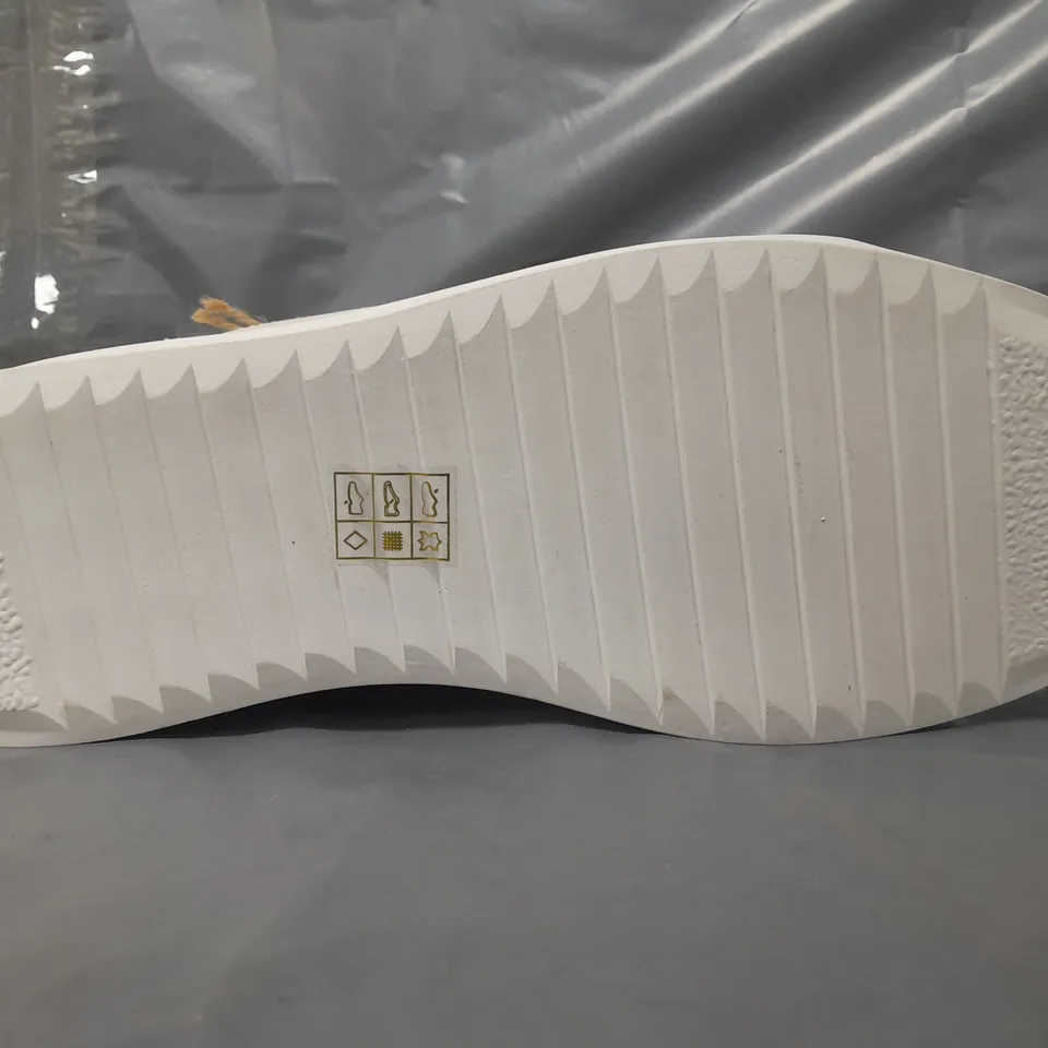 PAIR OF HUSH PUPPIES SHOES IN OFF WHITE/NAVY UK SIZE 6