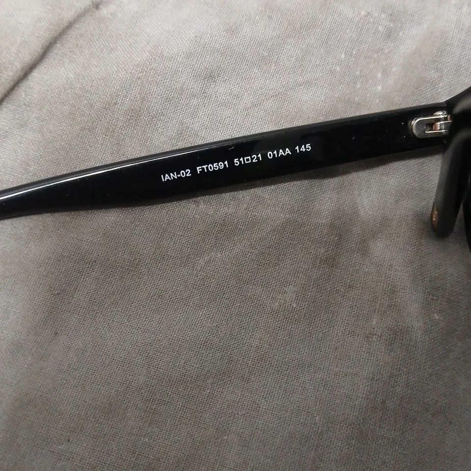 TOM FORD SUNGLASSES – BLACK ROUND-FRAME WITH GOLD T LOGO