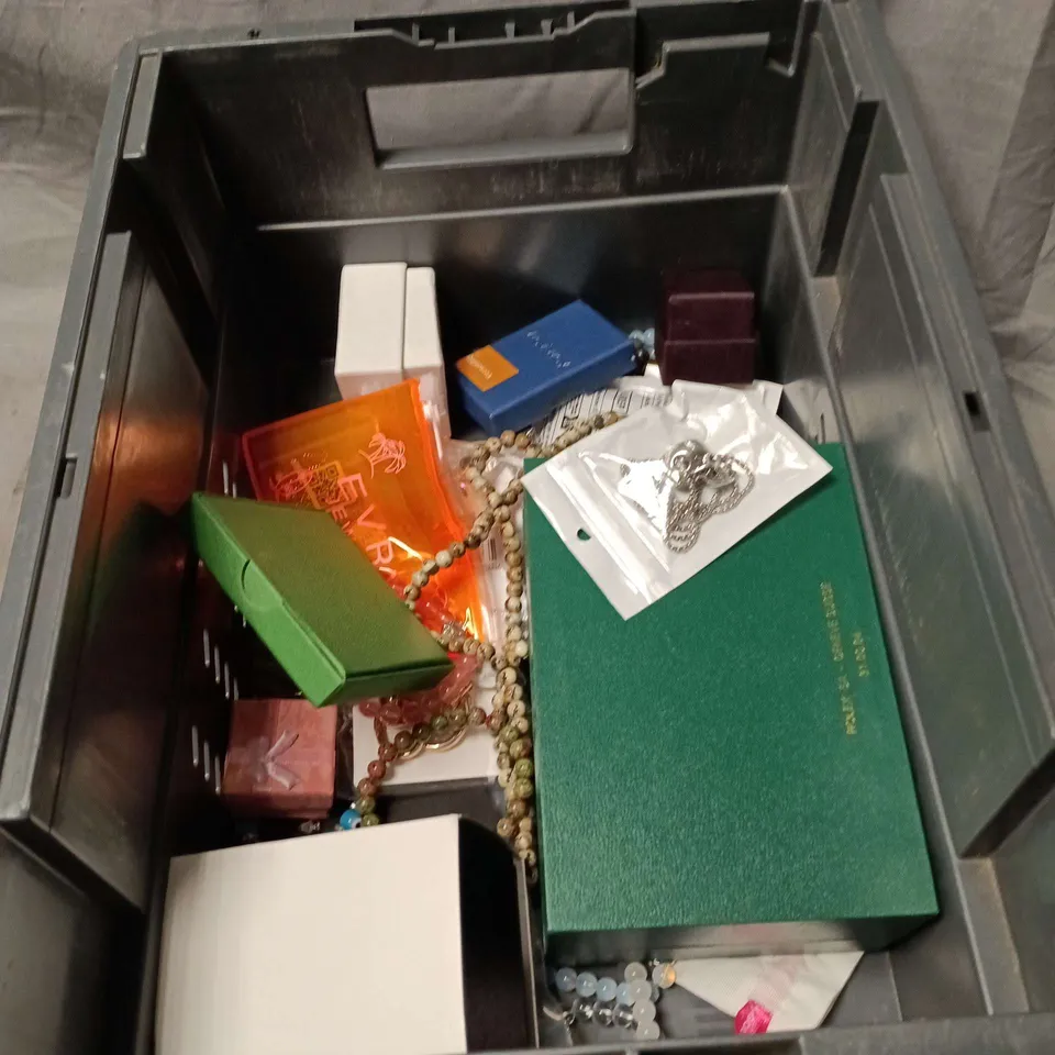 APPROXIMATELY 15 ASSORTED JEWELLERY ITEMS TO INCLUDE BRACELETS, NECKLACES, PRETTY LITTLE THINGS NECKLACE, SKULL NECKLACE ETC