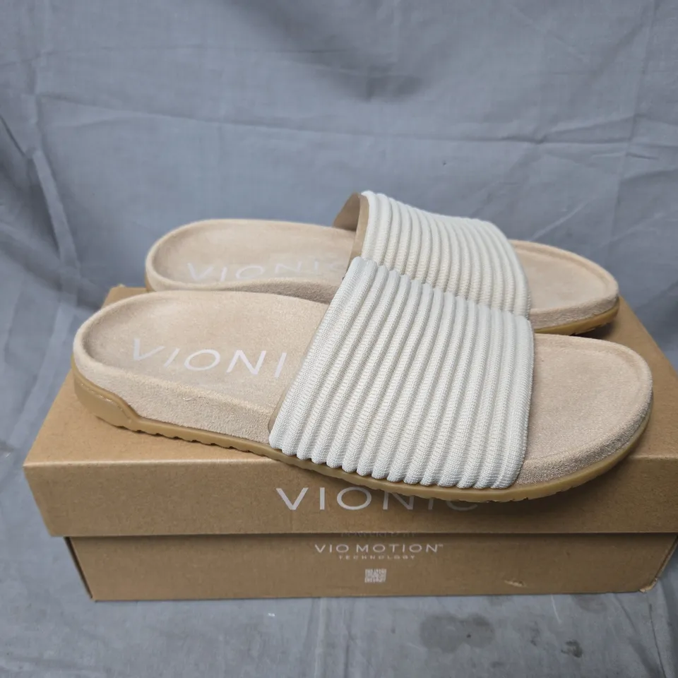 BOXED PAIR OF VIONIC EVIE KNIT SLIDE SANDALS IN CREAM SIZE 7