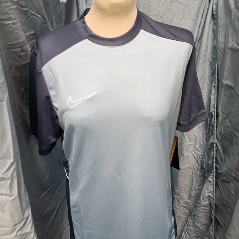 NIKE ACAD TEE DIF/BLISS MENS SLIM FIT TRAINING TβSHIRT β UK M LIGHT BLUE/NAVY (HJ3791-422)