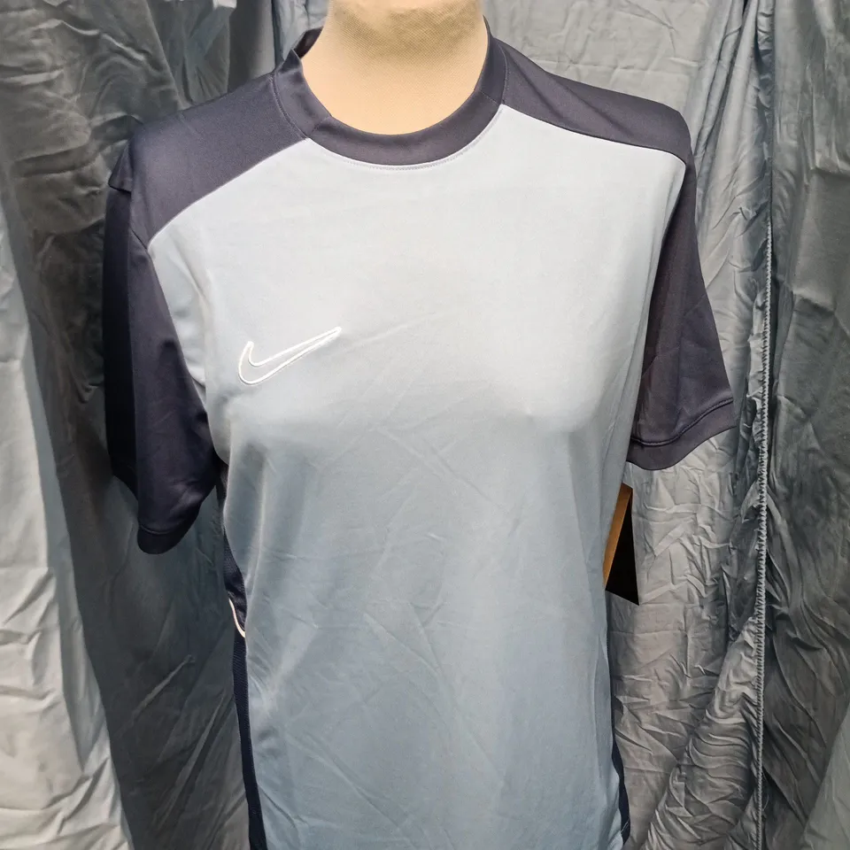 NIKE ACAD TEE DIF/BLISS MENS SLIM FIT TRAINING T‑SHIRT – UK M LIGHT BLUE/NAVY (HJ3791-422)