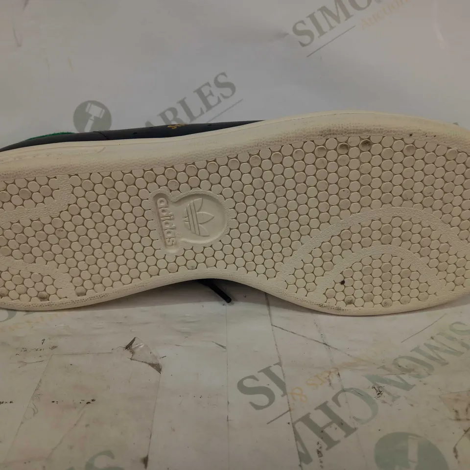 BOXED PAIR OF ADIDAS STAN SMITH SHOES IN BLACK/GREEN UK SIZE 9.5