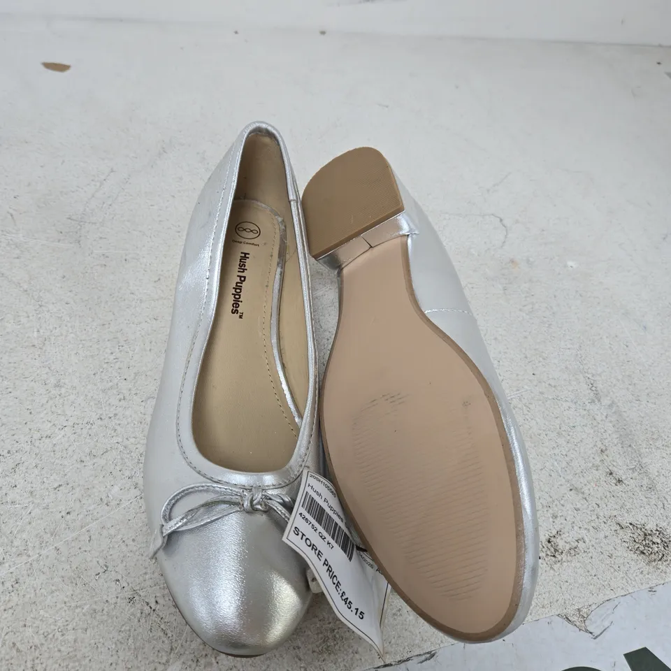 UK 7 HUSH PUPPIES SILVER LEATHER PUMPS – BOW DETAIL, LOW BLOCK HEEL