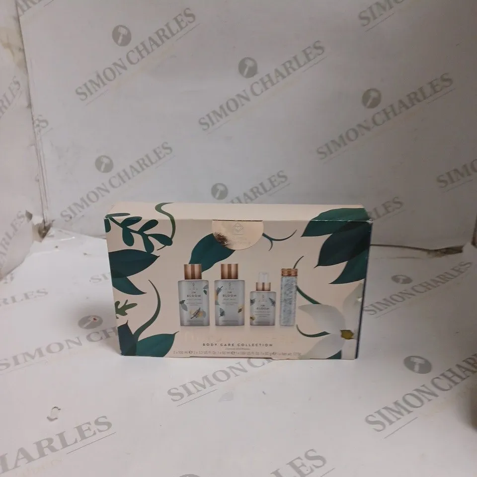 BOX OF ASSORTED BEAUTY ITEMS TO INCLUDE SOAP & GLORY, FAR FACE, NIVEA ETC 