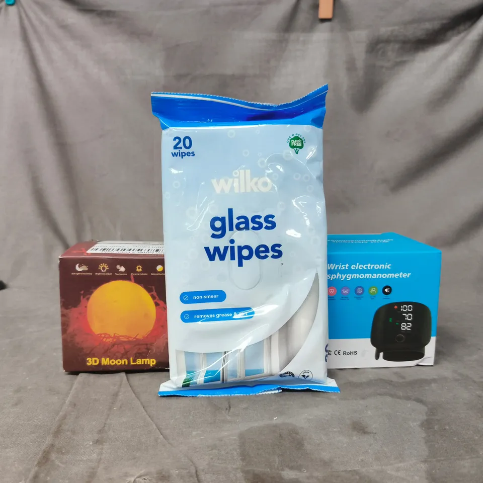 APPROXIMATELY 10 ASSORTED HOUSEHOLD ITEMS TO INCLUDE 3D MOON LAMP, GLASS WIPES, ETC