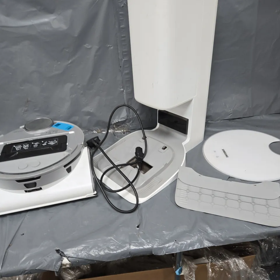 SAMSUNG JET BOT™ AI+ ROBOT VACUUM CLEANER WITH AUTO EMPTY CLEAN STATION - WHITE