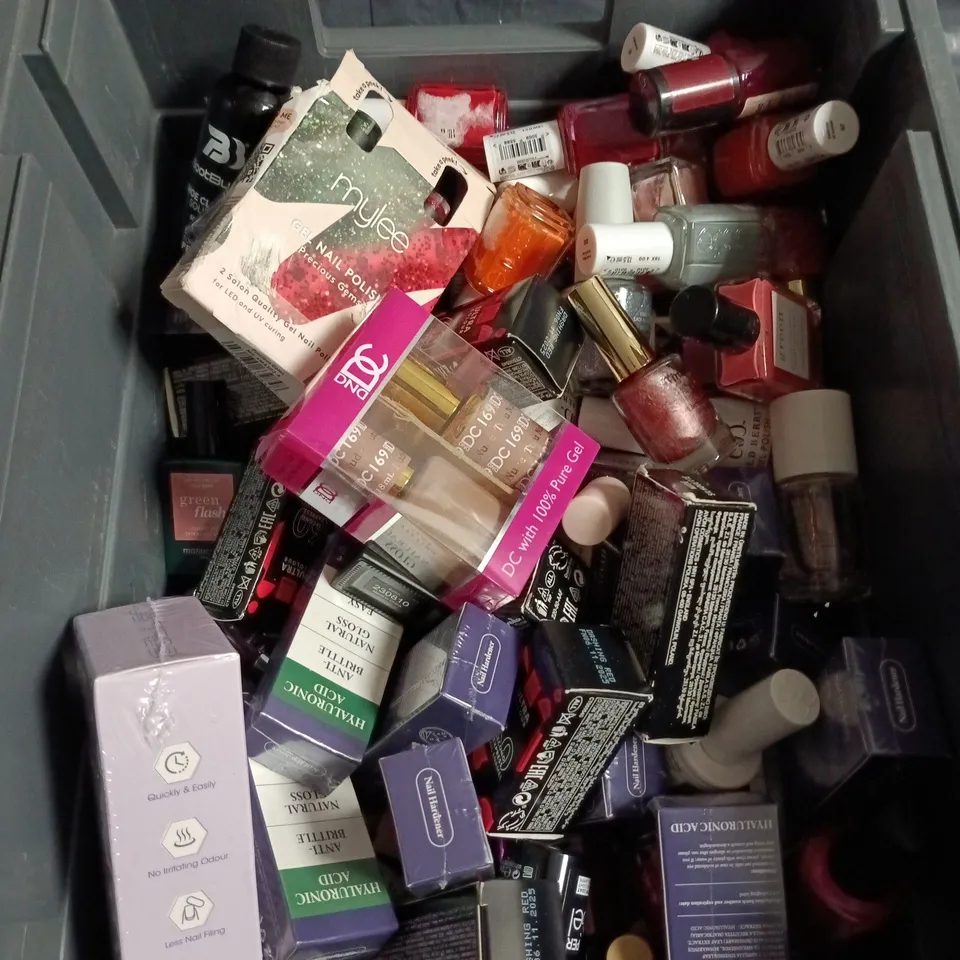 APPROXIMATELY 30 BOTTLES OF NAIL VARNISH TO INCLUDE RIMMEL, AVON AND GELLY