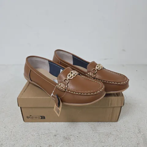 JO & JOE KASBAH TAN LOAFERS – UK 8