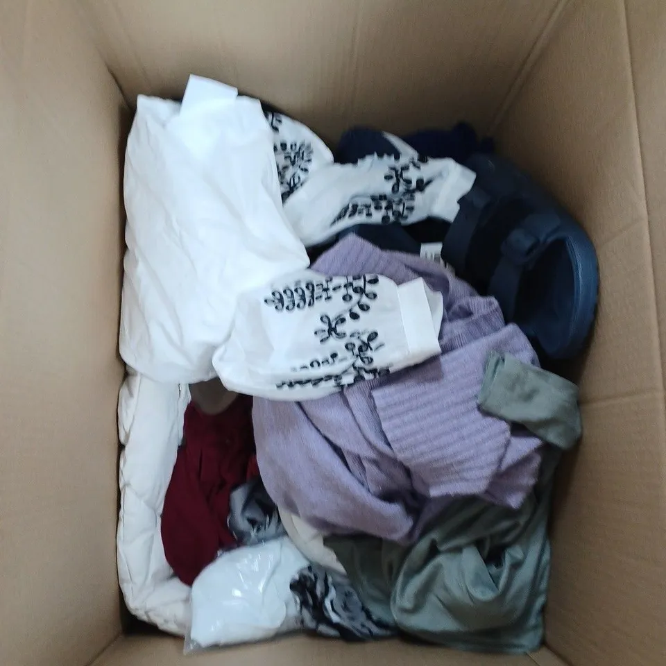BOX OF APPROXIMATELY 20 ASSORTED CLOTHING ITEMS TO INCLUDE SHOES, JUMPER, TOP ETC