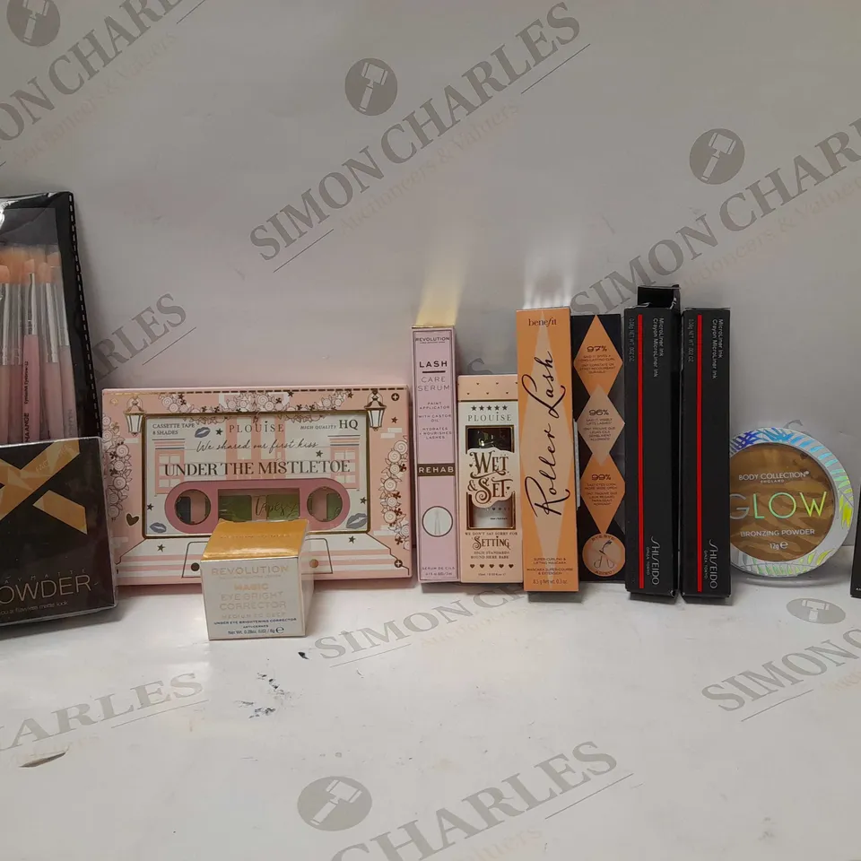 LOT OF APPROX 10 ASSORTED MAKEUP PRODUCTS TO INCLUDE PLOUISE LOVE TAPES PIGMENT PALETTE, REVOLUTION LASH CARE SERUM, BENEFIT MASCARA, ETC