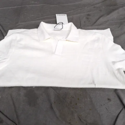 BERSHKA WHITE POLO SHIRT – BRAND LABEL ATTACHED SIZE SMALL